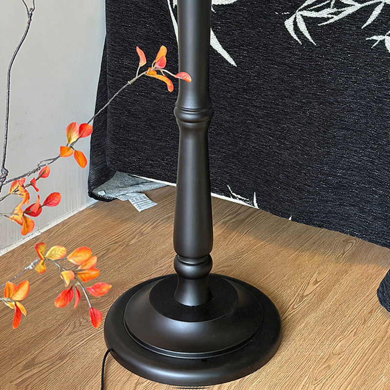 Un ensemble de lampes sur pied de style rétro pour le salon