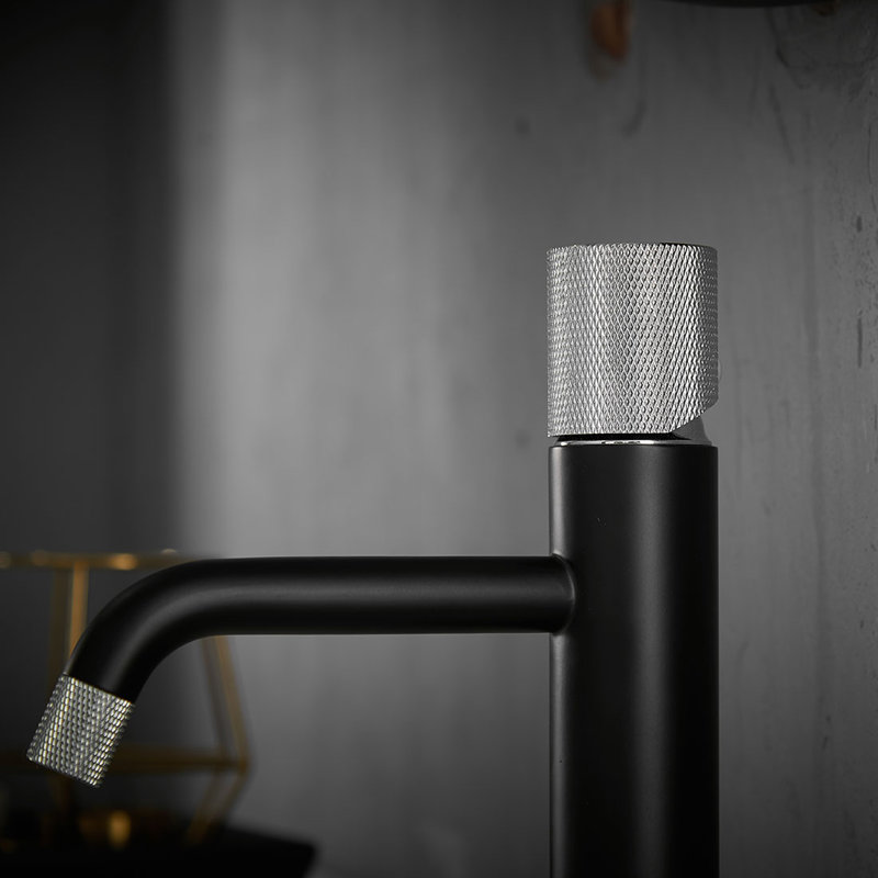 Single-Hole Bathroom Faucet, Black/Chrome