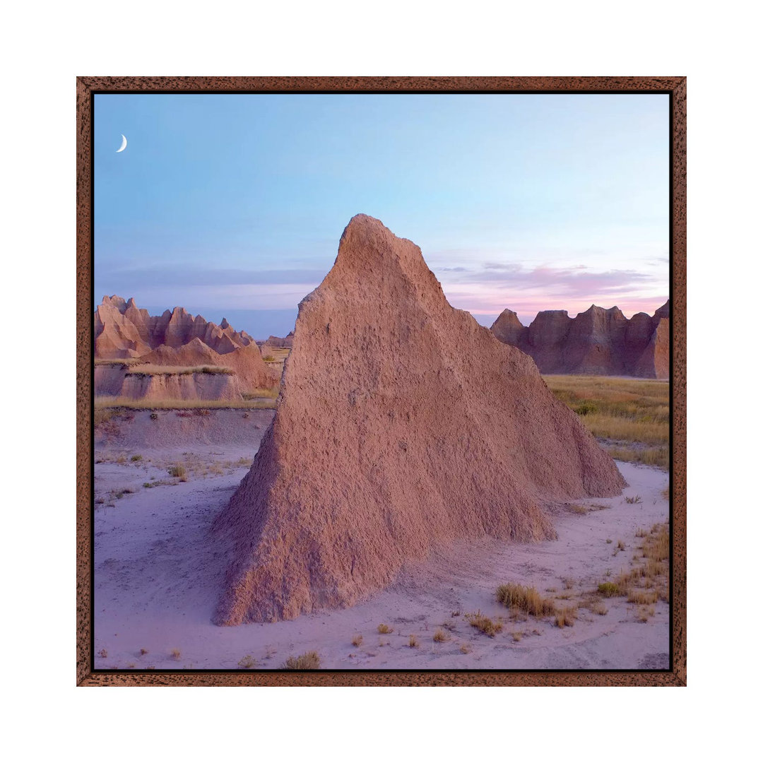 Mondsichel über einer Landschaft mit Erosionserscheinungen, Badlands National Park, South Dakota von Tim Fitzharris - Ga...