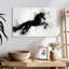 Cheval Brampt qui court en noir et blanc-107853902