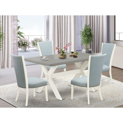 L'ensemble de table de salle à manger 5 pièces pour 4 personnes comprend une table de cuisine rectangulaire avec pieds en X et 4 chaises de salle à manger Parson en tissu bleu bébé, lin brossé blanc