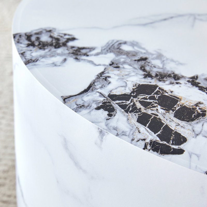 La table cylindrique avec son design à motif peut être facilement intégrée dans une variété de styles d'intérieur, des tables basses aux petites tables de salle à manger, en passant par les établi ou les bureaux d'écriture de fortune.