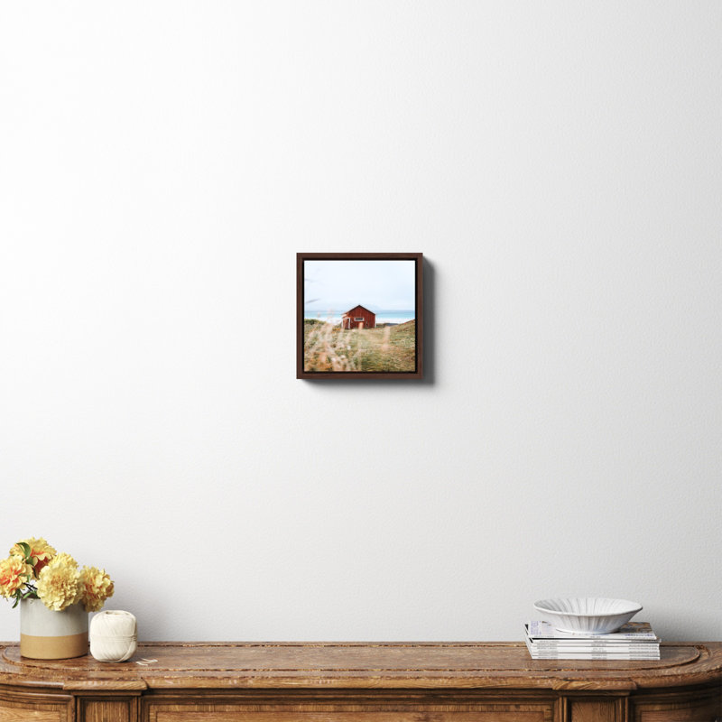 Red Cabin II - impression d'un seul cadre photo, Non, H 12 po x l 12 po x P 2 po, Toile sur cadre acajou