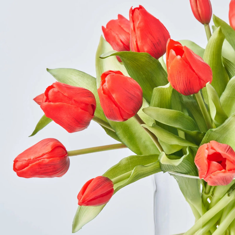 Arrangement d'illusion d'eau artificielle avec fleurs et tulipe rouge réaliste