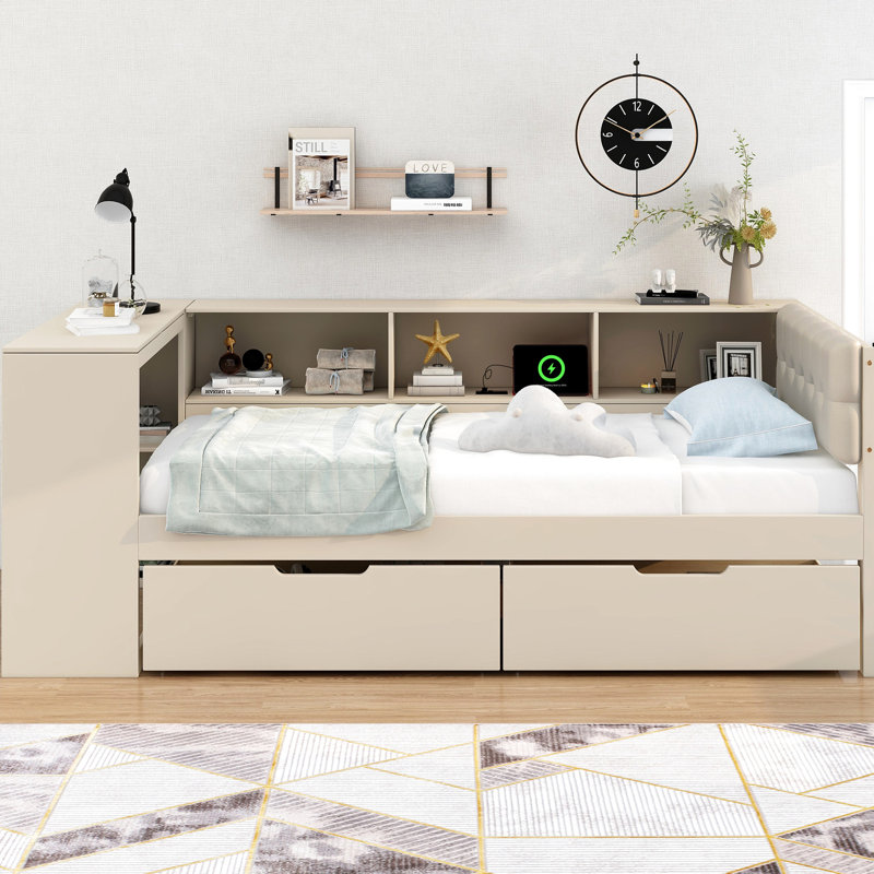 Lit plateforme simple en bois de couleur crème avec tablettes de rangement, tiroirs et station de charge, tête de lit tapissier ornement, tête de lit