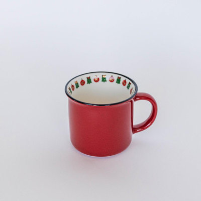 Anneau intérieur d'ornements de Noël sur une tasse rouge