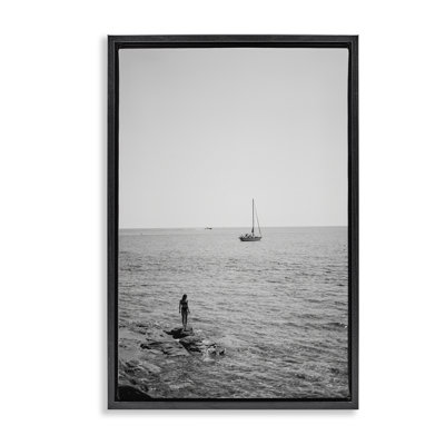  Toile flottante encadrée debout sur un bord de mer par LSR Design Studio