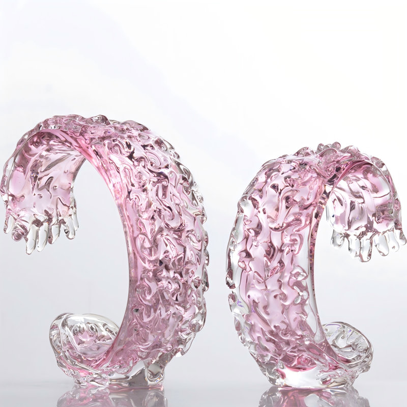 Une paire d'ornements modernes en cristal de luxe rose clair