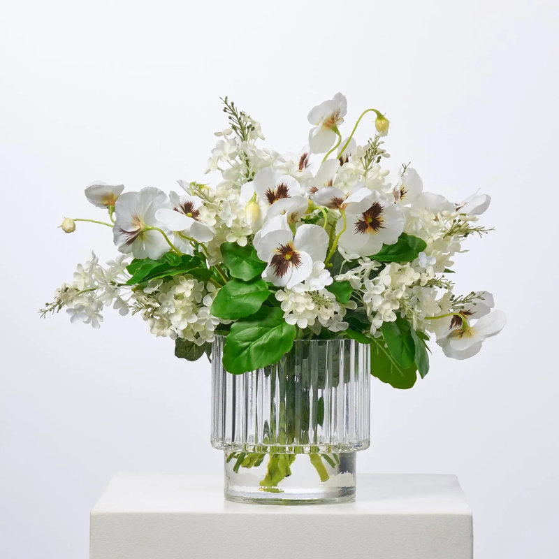 Angelic Blooms - lilas blanc et fleurs de pensée dans un vase en verre rigide