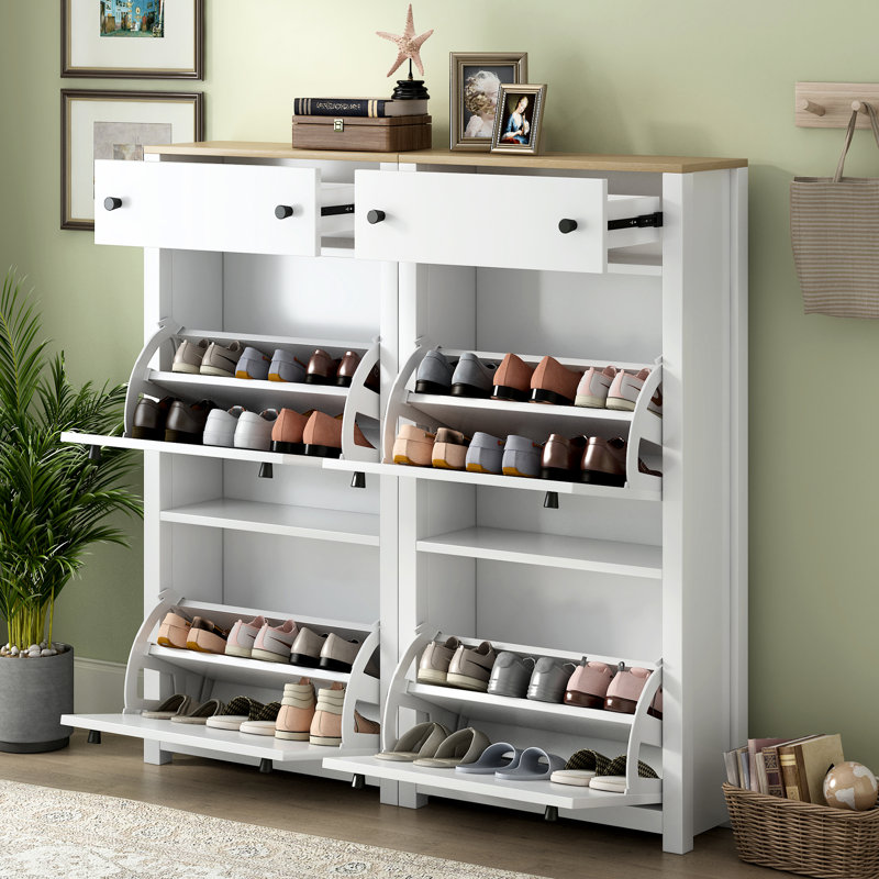 Range-chaussures avec tablettes réglables et un style blanc moderne, aspect pratique de rangement supplémentaire,