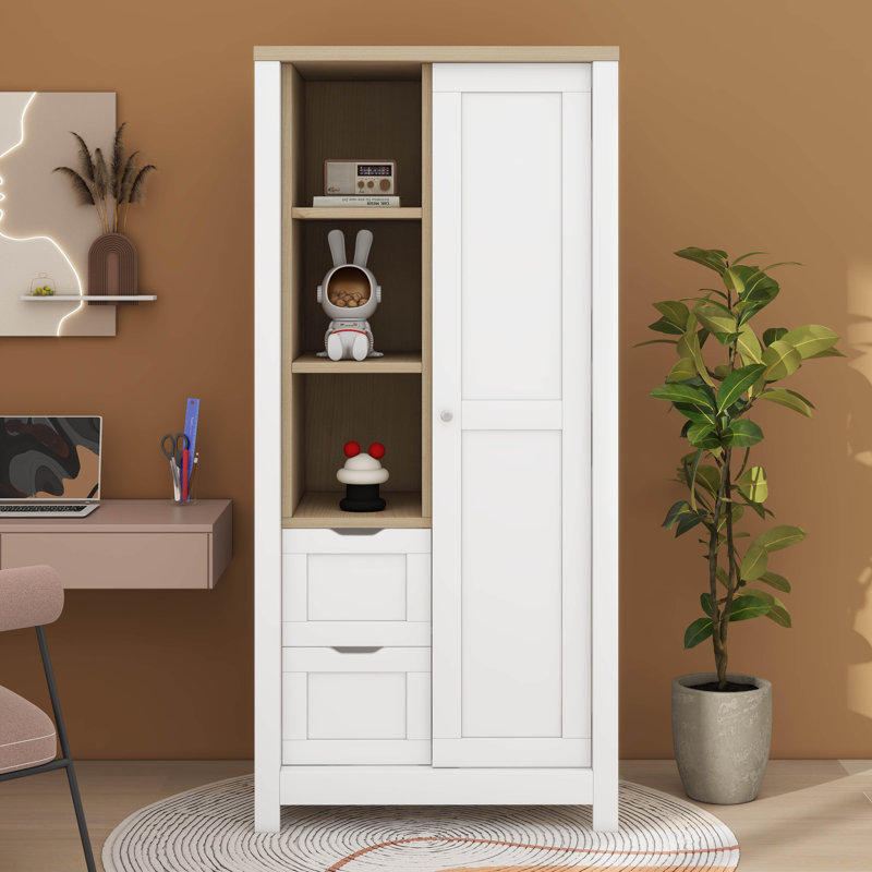 Garde-robe avec porte coulissante et tablettes ouvertes