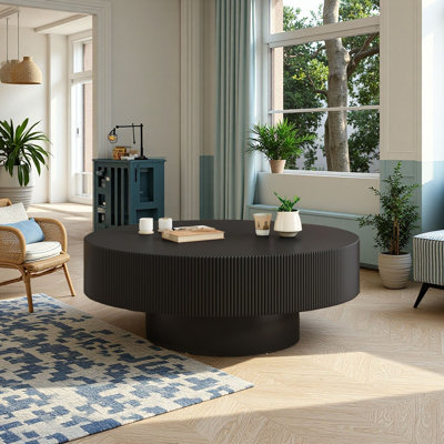 Table basse élégante à cannelures avec plateau épais, base robuste, assemblage facile