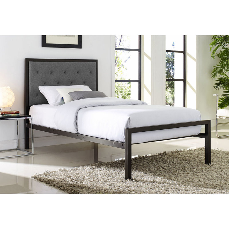 Lit en métal noir Allys avec une tête de lit rembourrée en tissu gris, grand 60 po, Simple