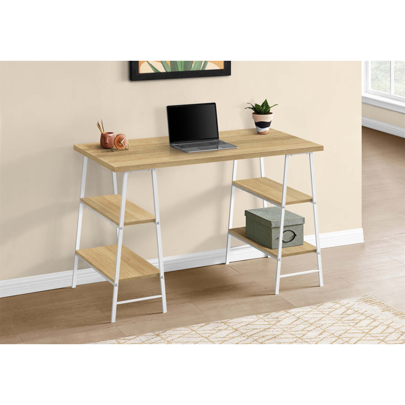 Bureau d'ordinateur contemporain de style industriel avec tablettes de rangement, idéal pour les petits bureaux à domicile et les espaces de travail modernes.