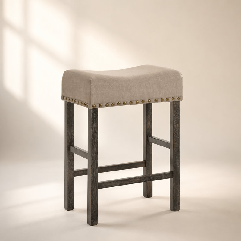 Ensemble de tabourets à hauteur de comptoir en lin et gris patiné, peu encombrants et élégants pour la salle à manger ou le bar