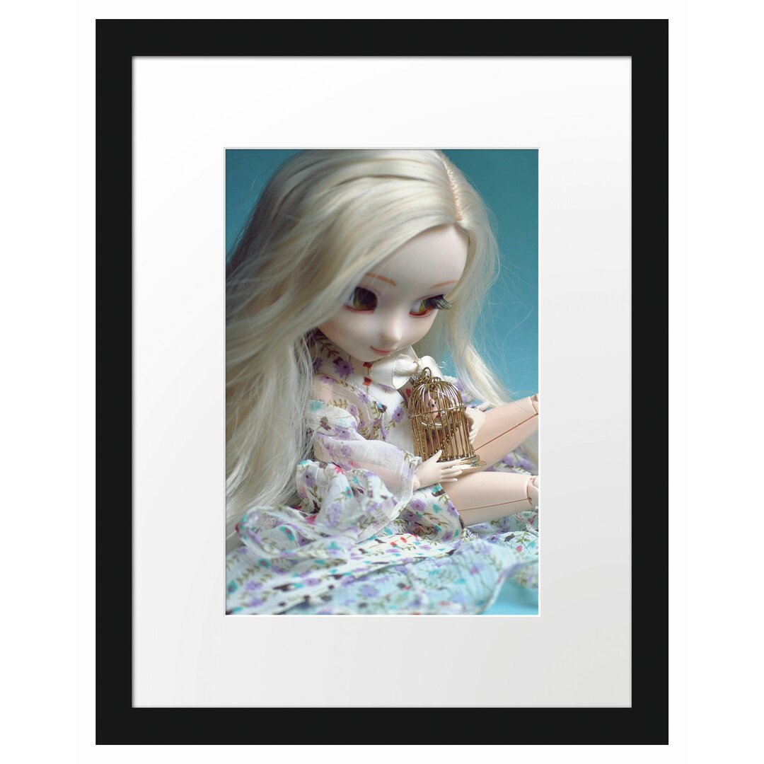 Gerahmtes Poster Blonde Pullip-Puppe mit Vogelkäfig