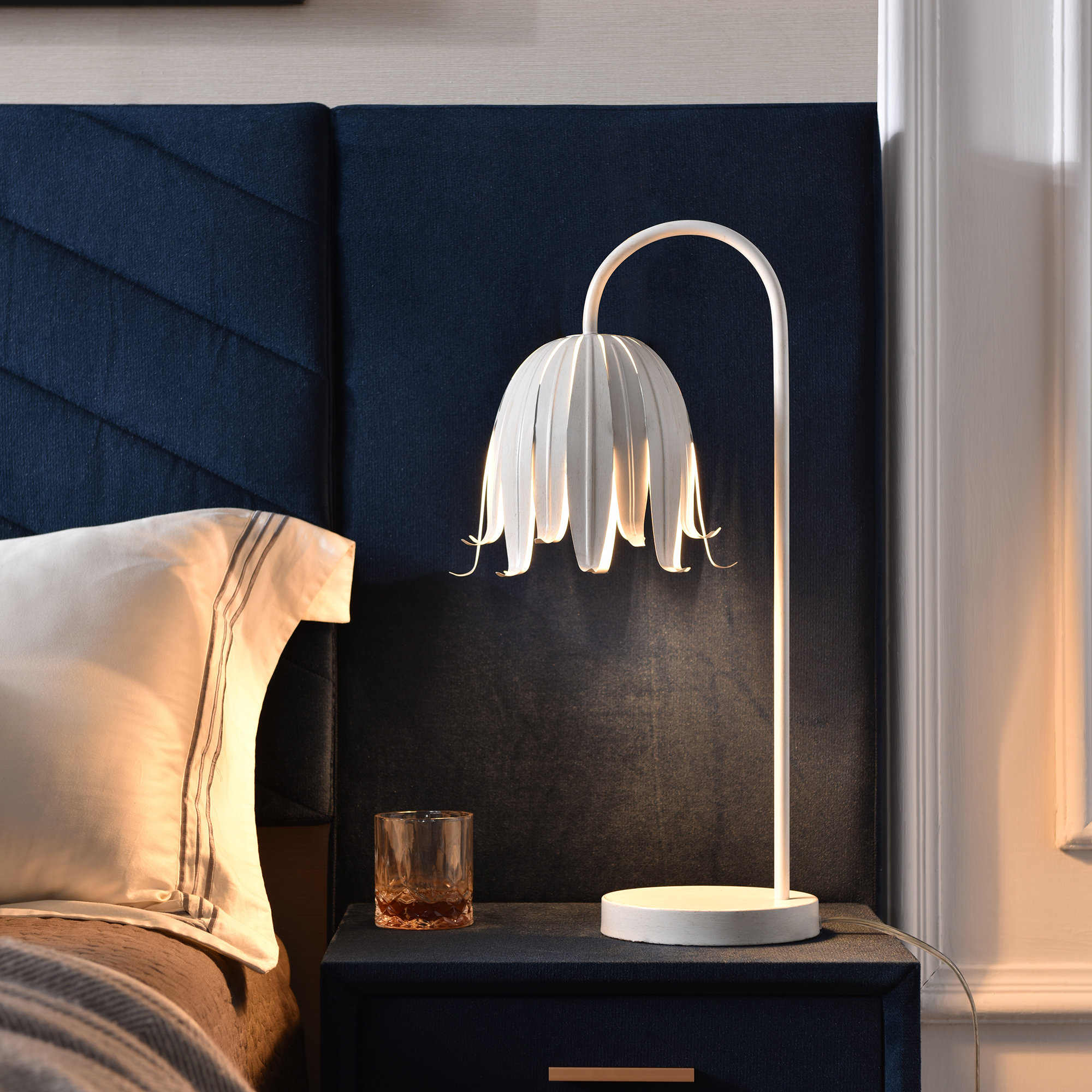 Kialani 23.63" Arched Steel Table Lamp, White