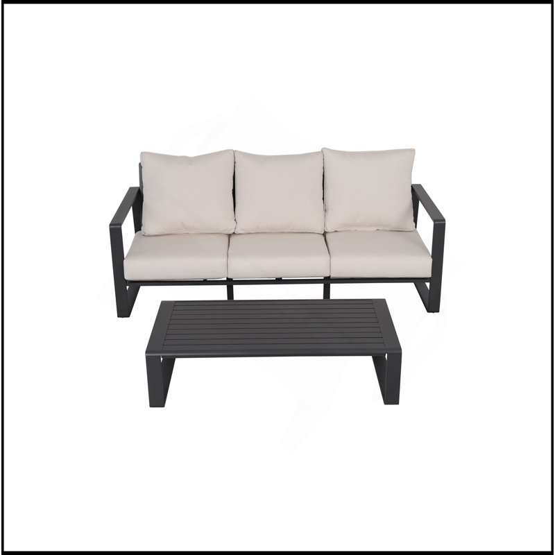 Canapé trois places + table basse rectangulaire, coussin en tissu blanc laiteux