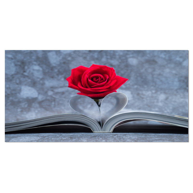 Rose rouge à l'intérieur du livre - impression sur toile tendue, H 20 po x l 20 po x P 1 po, Toile tendue