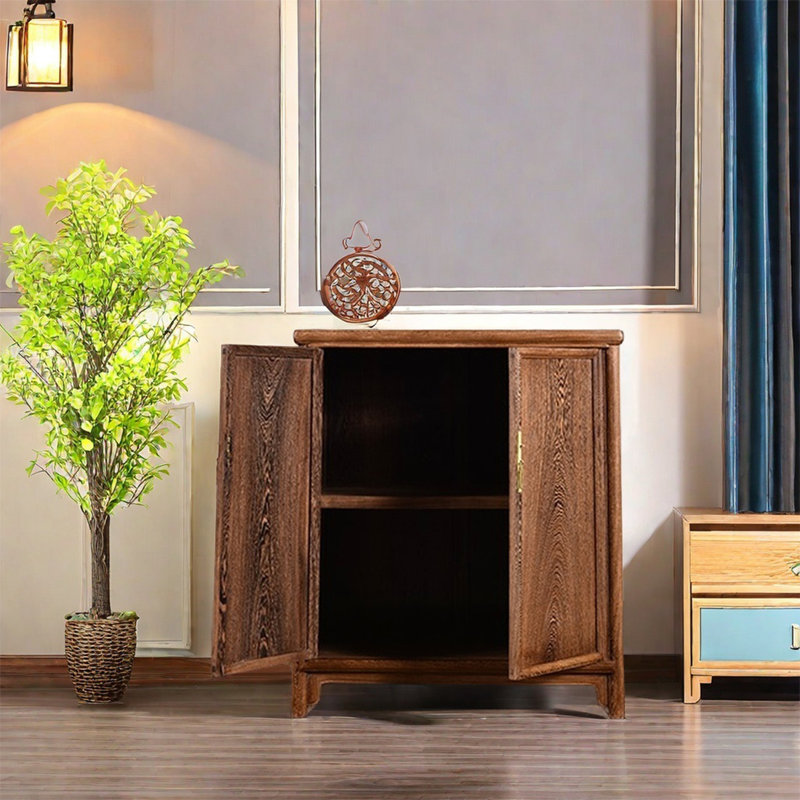 Armoire en bois massif avec design sculpté et rangement