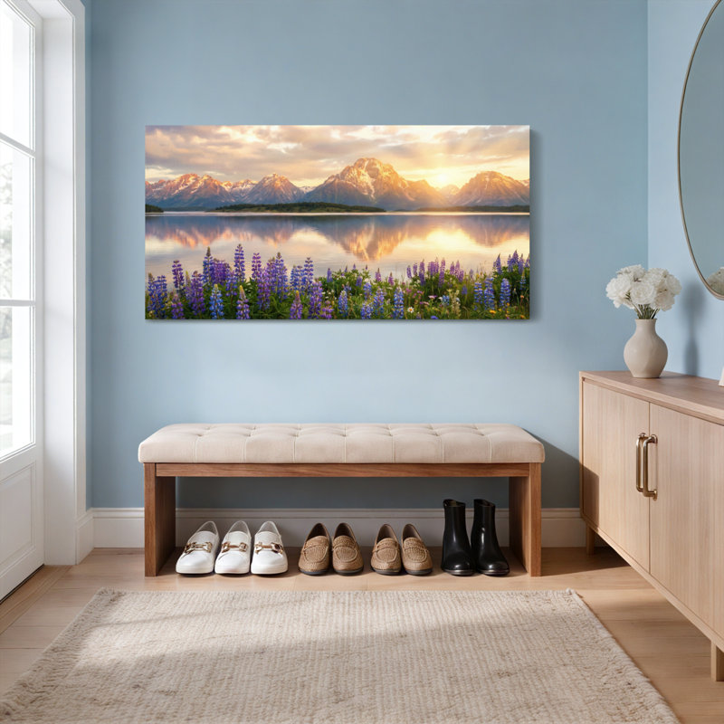 Ensemble de 1 tableau sur toile tendue représentant un lac de montagne et des fleurs violettes, H 20 po x l 40 po