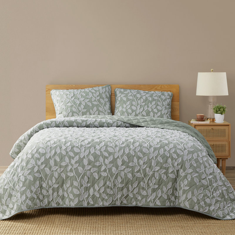 DESIGN STUDIO Arbor Sage Green All-Season Leaf Clipped Texture Quilt Set, King Quilt + 2 King Shams
