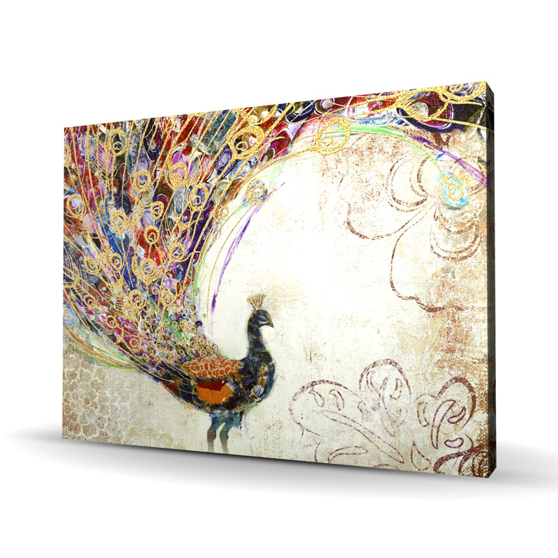 Paon avec plumes dorées