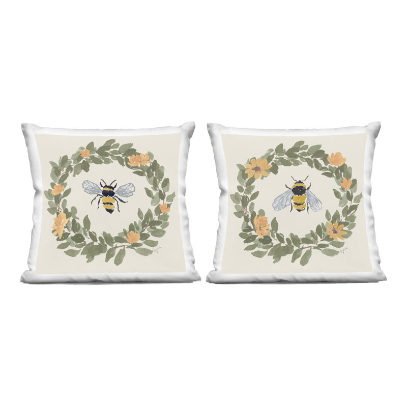 Ensemble de 2 coussins décoratifs Bumble Bees in Wreaths, par Lucille Price