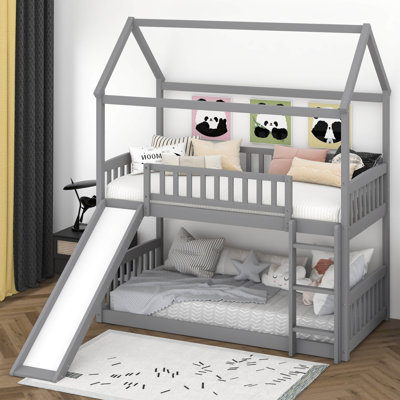 Lit superposé simple au-dessus de simple avec glissière, structure en bois de style maison pour chambre d'enfant, conception peu encombrante avec garde-corps