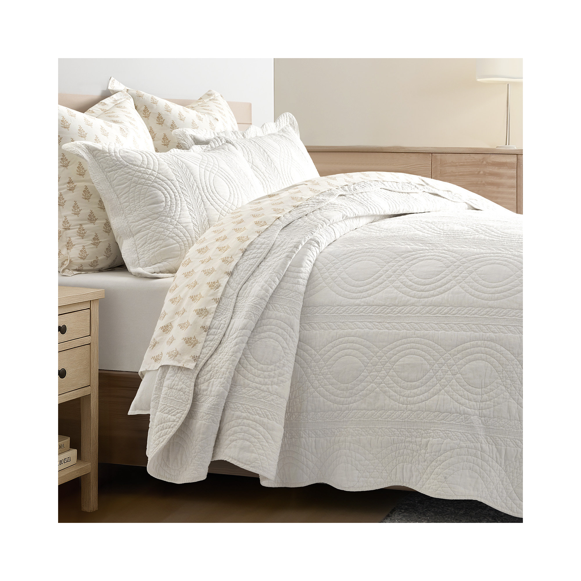 Scallop Edge 100% Cotton Quilt Set, King Quilt + 2 King Shams, Bright White