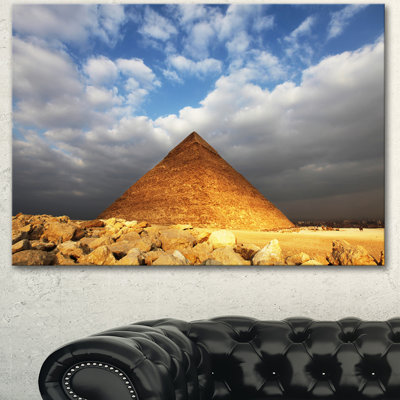 Pyramide égyptienne sous un ciel éclatant - reproduction de photo sur toile tendue
