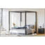 Lit plateforme à baldaquin en bois grand avec tête de lit tapissier, structure noire et tissu blanc
