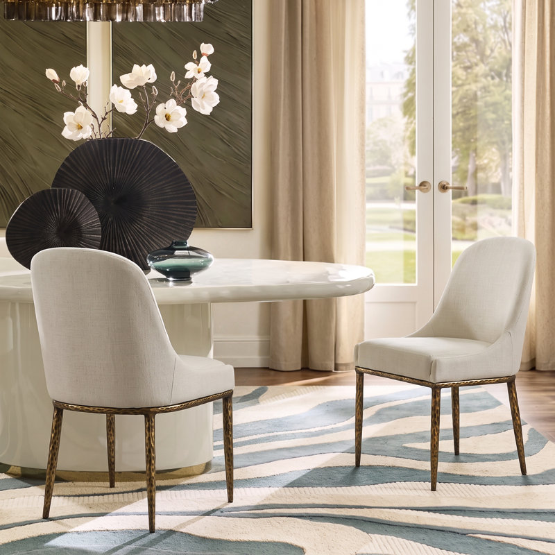  Chaises de salle à manger rembourrées Rivet Modern Glam avec pieds en fer martelé, Coussin beige / structure en laiton forgé