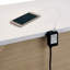 Table de chevet blanche avec chargeur USB et pieds chromés