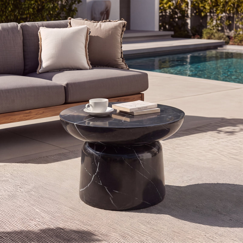 Table basse piédestal Latham Modern MGO effet marbre, design sculptural arrondi, intérieur/extérieur