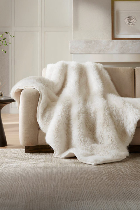 Cozy Layers: Blankets, Pillows & Sheets