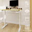 Bureau multifonctionnel à hauteur réglable, levage manuel, structure en bois et en fer, support stable, adapté à divers espaces de travail. Bureau avec mécanisme, matériaux, double colonne permettant différentes postures.