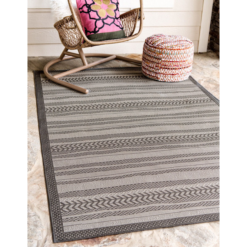Tapis intérieur / extérieur rayé gris McLellen, Rectangulaire 7 pi 1 po x 10 pi