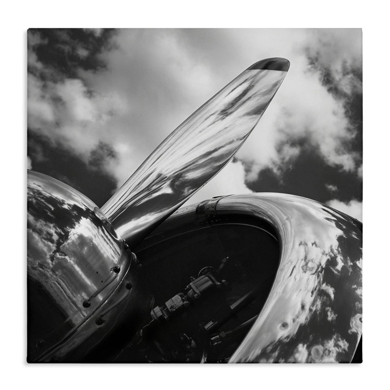 «Propeller with Cloud Reflection» par Chip Forelli, H 36 po x l 36 po
