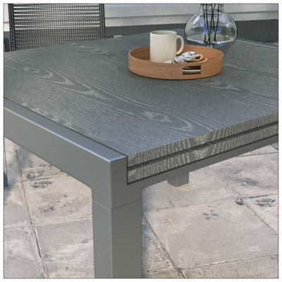 Table de salle à manger extensible Outsunny, table de patio à cadre en aluminium de 41 à 83 po avec plateau en acier effet bois, table de patio extensible rectangulaire pour 6 à 8 personnes, gris foncé