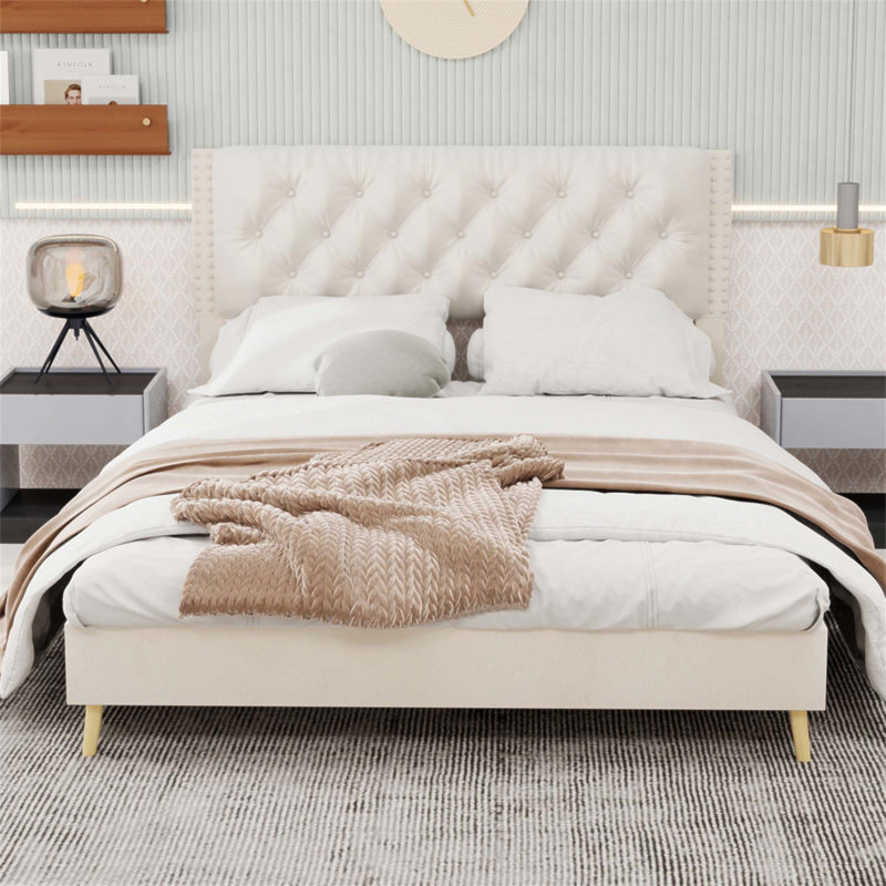 Luxueux lit rembourré en velours avec une structure robuste, une tête de lit capitonnée et un design élégant pour la chambre principale