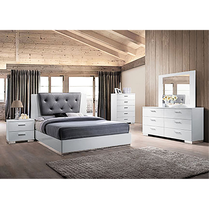 2 tables de chevet blanches et 2 tiroirs pour rehausser l'espace de la chambre