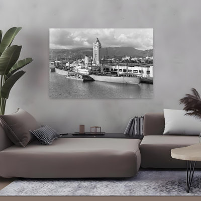 Art des années 1930, navire de fret au quai par Aloha Tower, construit en 1926, port d'Honolulu, Hawaï, rétro, rétro, art urbain tropical rétro