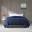 Couverture légère en duvet synthétique avec garniture en satin bleu marine double / grand-118023344-118023353