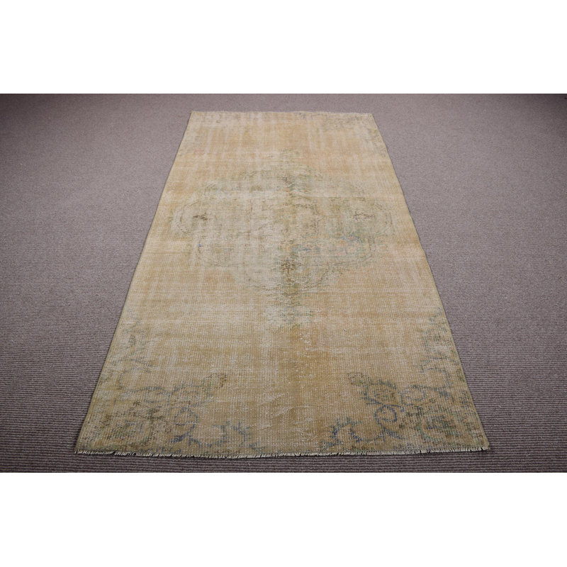 Tapis vintage turc Oushak dans des tons discrets avec des pampilles décoratives pour le salon