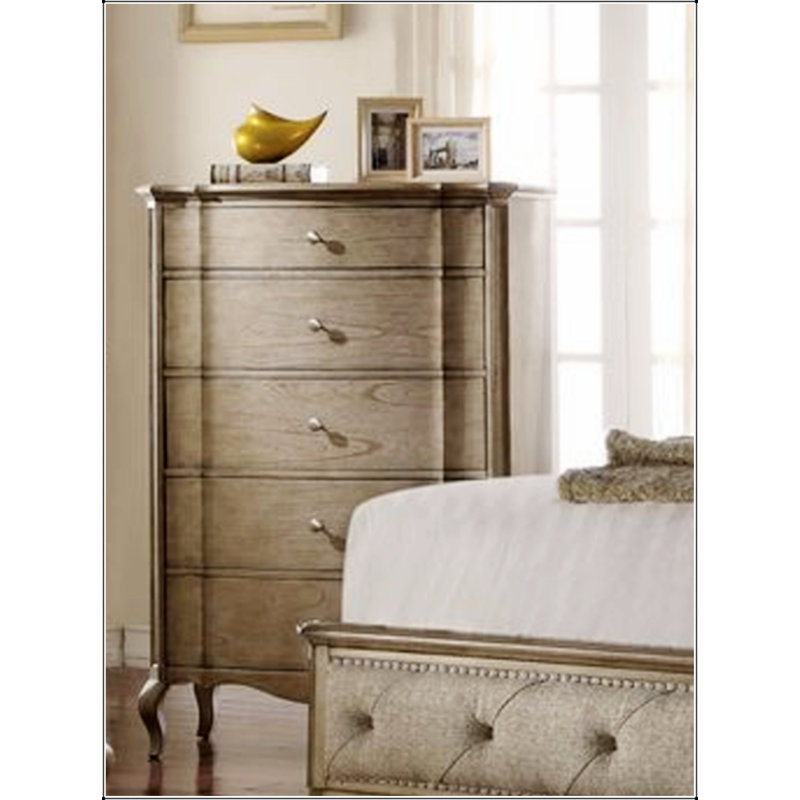 Commode Chelmsford à finition taupe antique avec cinq tiroirs spacieux et des pieds en cabriole élégants, parfaits pour les intérieurs classiques et modernes.