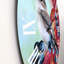 Petit oiseau gris sur un rameau d'automne rouge sur bleuet - Horloge murale traditionnelle-60327987