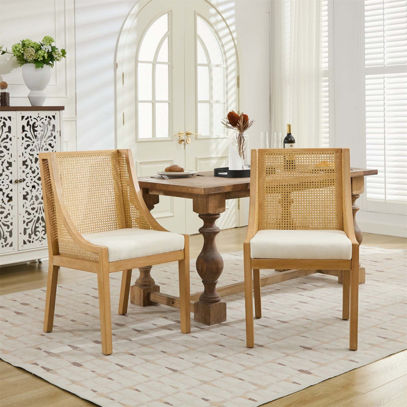 Chaises de salle à manger en rotin avec structure en bois massif, accoudoirs décoratifs et siège rembourré en lin pour les intérieurs de style rustique