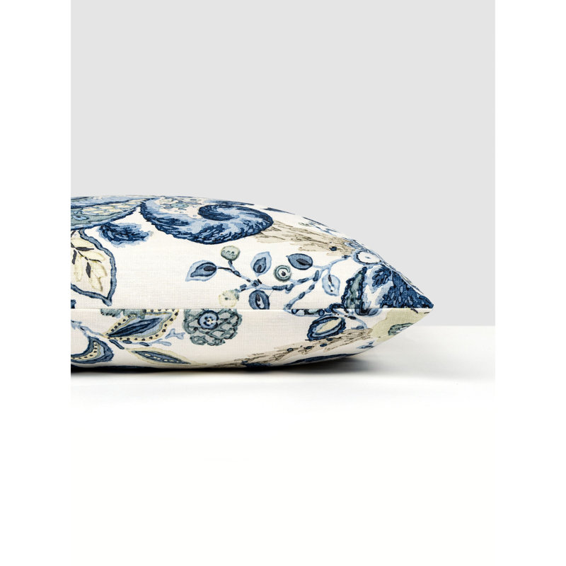 Coussin Cumbria, Bleu de Chine sur ivoire