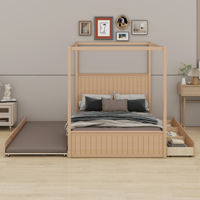 Un lit plateforme à baldaquin avec lit gigogne et tiroirs structure les chambres à coucher de style moderne ou rustique.